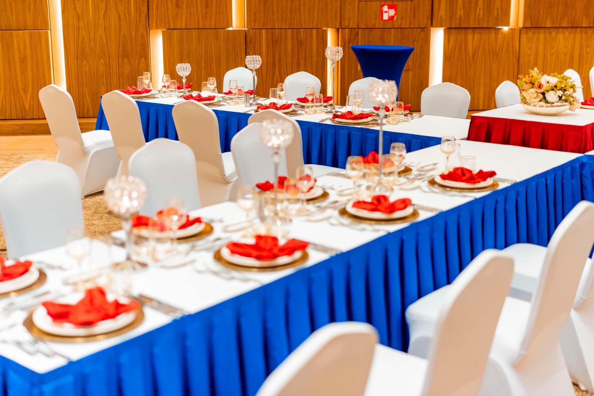 Radisson Blu Hotel & Conference Center, นีอาเมย์ ภายนอก รูปภาพ